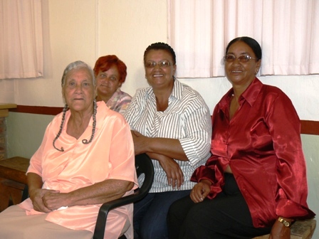 Dottie Lodewyk with her daughters Maxie, Gladys and Amy